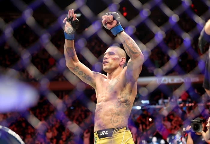 Alex Pereira defeats Israel Adesanya during UFC 281 at Madison Square Garden.